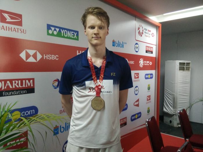 Pebulu tangkis tunggal putra Denmark, Anders Antonsen, berpose setelah konferensi pers final Indones