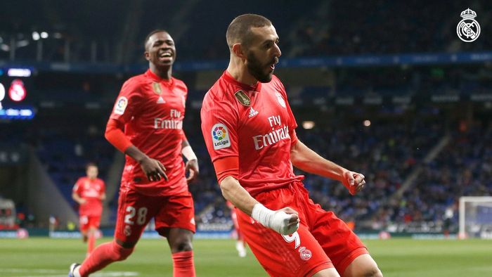 Dua Penyerang Real Madrid, Karim Benzema dan Vinicius Junior, merayakan gol dalam laga pekan ke-21 Liga Spanyol