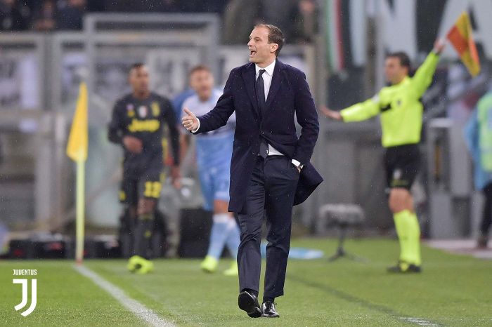 Pelatih Juventus, Massimiliano Allegri, memberi komando pemainnya dalam laga pekan ke-21 Liga Italia