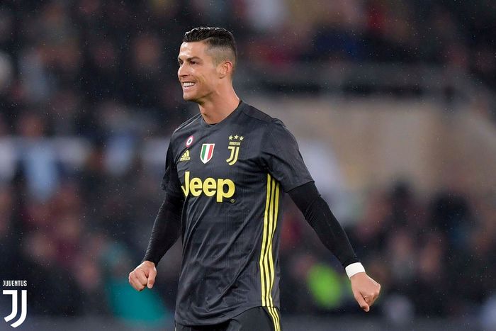 Megabintang Juventus, Cristiano Ronaldo, tersenyum pada laga pekan ke-21 Liga Italia melawan Lazio