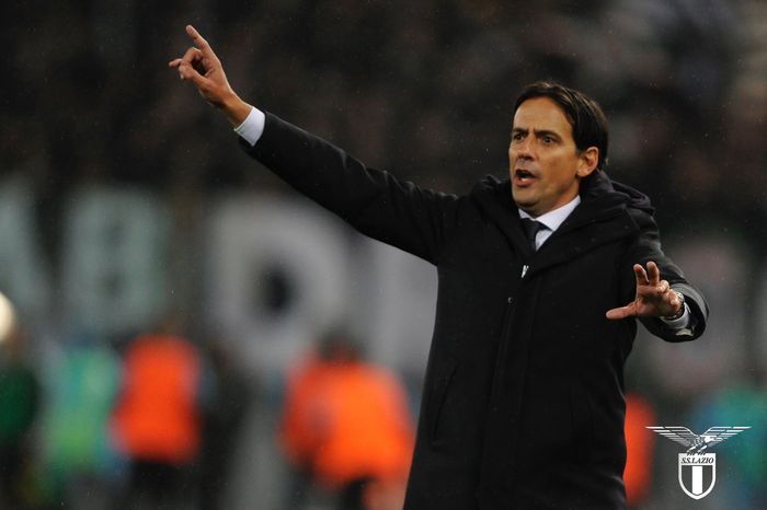 Pelatih Lazio, Simone Inzaghi, memberikan arahan kepada pemainnya dalam laga pekan ke-21 Liga Italia melawan Juventus di Stadion Olimpico, Roma, 27 Januari 2019.