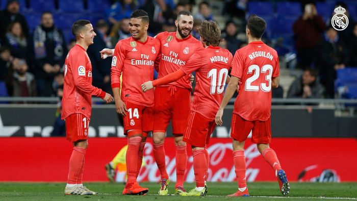 Selebrasi pemain-pemain Real Madrid untuk gol Karim Benzema ke gawang Espanyol pada lanjutan Liga Sp