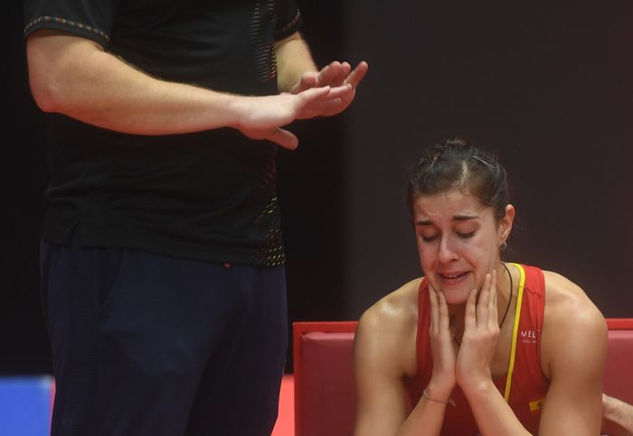 Pebulu tangkis tunggal putri Spanyol, Carolina Marin, menangis setelah mengalami cedera pada final I