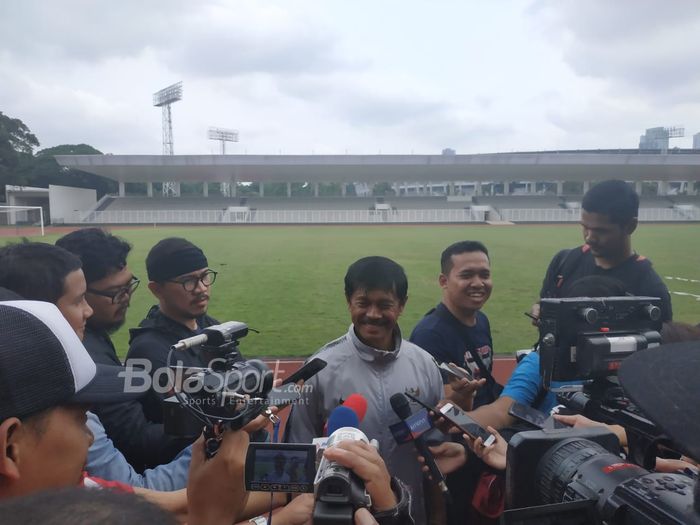 Indra Sjafri menjawab pertanyaan wartawan di Stadion Madya, Senin (28/1/2019), pasca memimpin latihan perdananya bersama timnas U-22 Indonesia seusai pulang dari Spanyol.