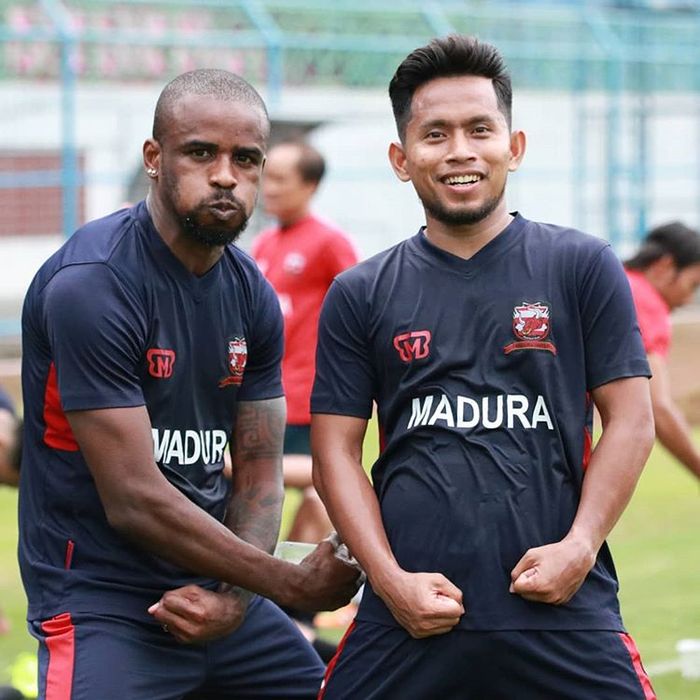 Andik Vermansah (kiri) berpose bersama Greg Nwokolo (kanan) dalam sesi latihan bersama Madura United.