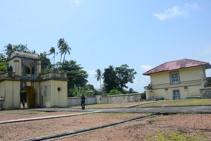 Gedung Kantor merupakan salah satu situs Cagar Budaya Nasional di Pulau Penyengat.