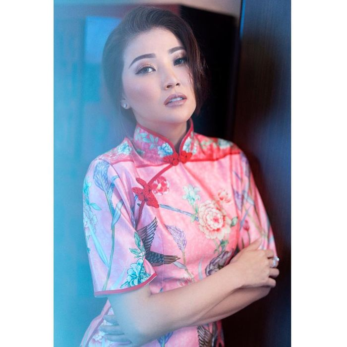 Penampilan hot mom Sarwendah dengan busana Cheongsam