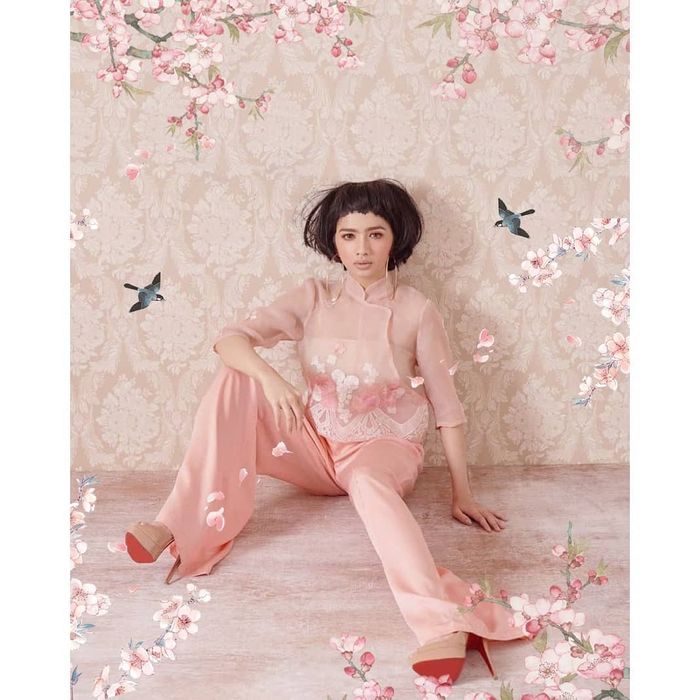 Penampilan hot mom Angel Karamoy dengan busana Cheongsam untuk Imlek