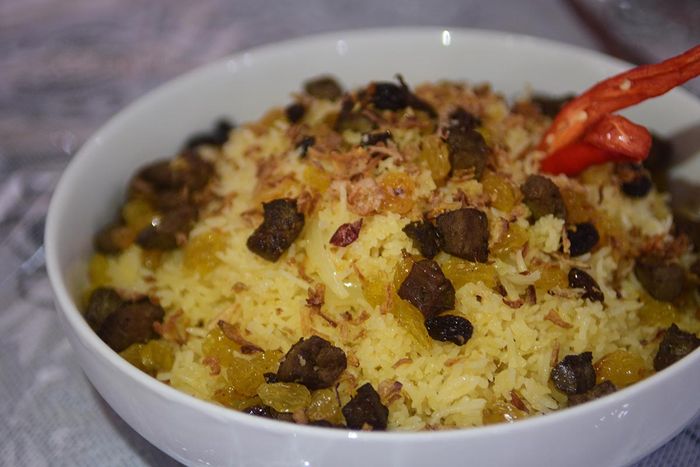Salah satu kuliner khas Melayu Penyengat, Nasi Lemak, terbuat dari bayan beras basmati dengan rempah-rempah dan campuran daging. Cocok dimakan dengan acar kuning, pacri bombai atau sajian lauk lainnya.
