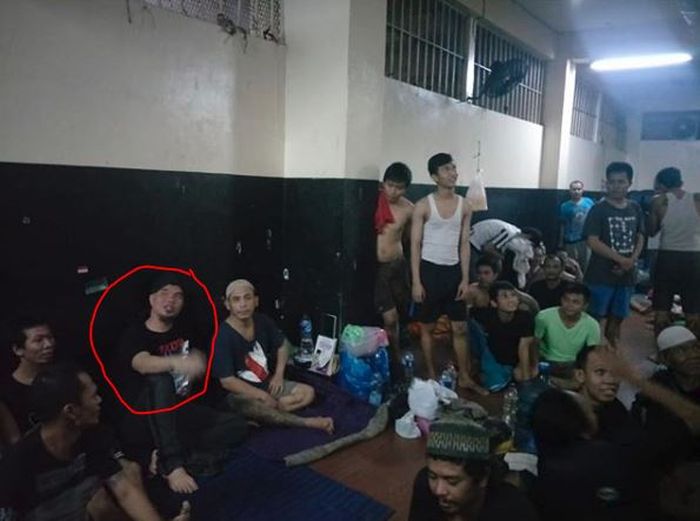 Ahmad Dhani diduga berada diruang tahanan dan duduk bersama narapidana lainnya di LP Cipinang, Jakarta Timur.