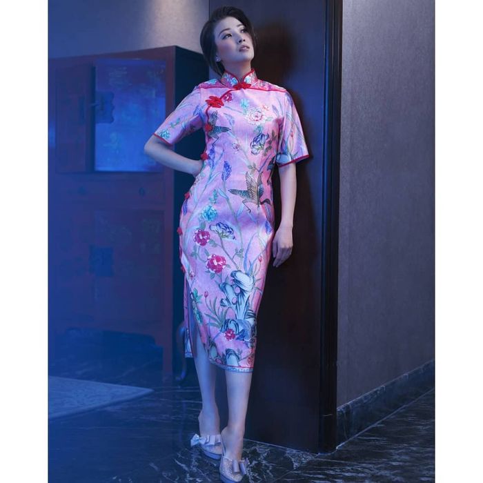 Penampilan hot mom Sarwendah dengan busana Cheongsam untuk Imlek