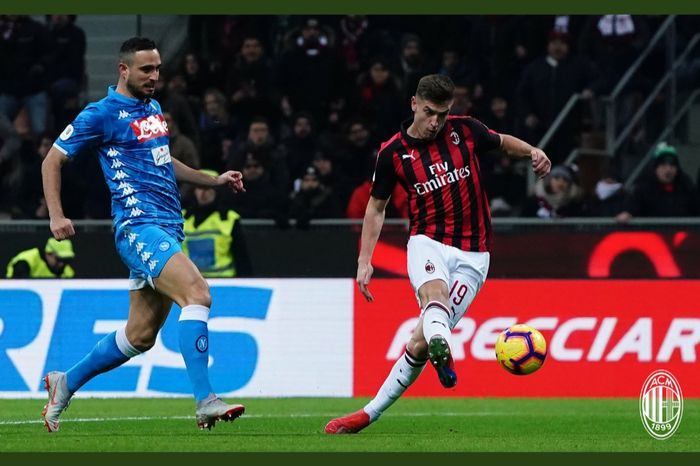 Striker AC Milan, Krzysztof Piatek, mencetak gol ke gawang Napoli.