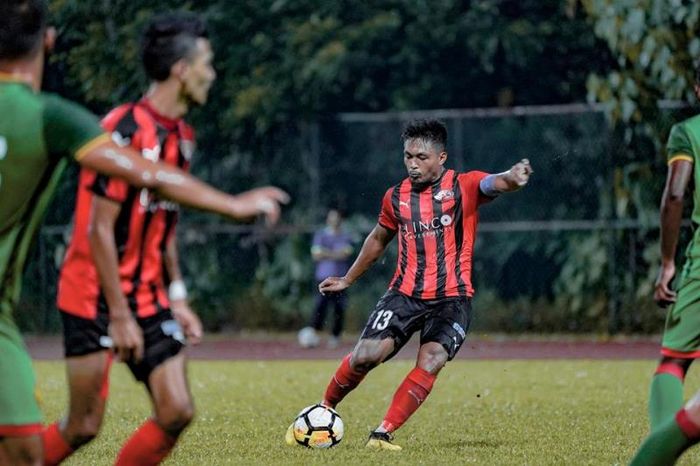 Aksi kapten Home United, Izzdin Shafiq saat timnya dijamu Selangor FA pada laga uji coba di Malaysia, Selasa (22/1/2019).
