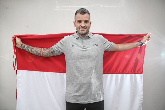 Pelatih timnas Indonesia, Simon McMenemy, saat melakukan wawancara dengan BolaSport.com dan Kompas.com di Jakarta, 31 Januari 2019.