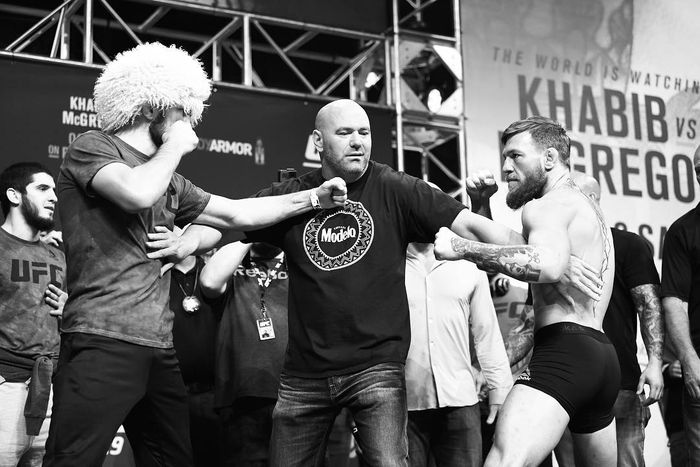 Dana White bersama Khabib Nurmagomedov dan Conor McGregor