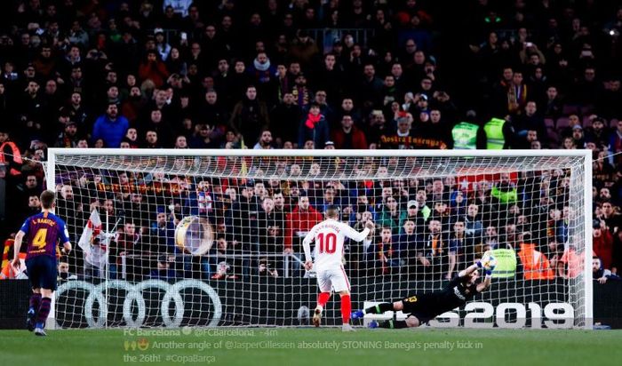 Kiper Barcelona, Jasper Cillessen, sukses menepis tendangan penalti pemain Sevilla, Ever Banega, dalam laga leg kedua perempat final Copa del Rey di Stadion Camp Nou, 30 Januari 2019.