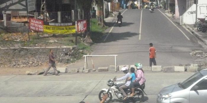 Faktor lain di luar rumah yang turut pengaruhi harga adalah lokasi, fasilitas yang ada, kondisi fisik, maupun lingkungan sosialnya.