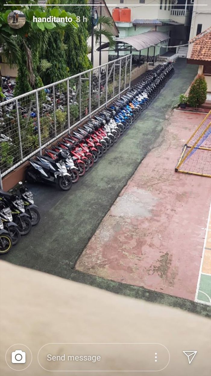 Sepeda motor terparkir rapi di SMAN 4 Tangerang Selatan