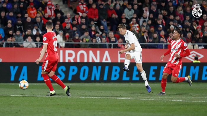 Gelandang Real Madrid, Marcos Llorente, menendang bola dalam laga leg kedua perempat final Copa del Rey melawan Girona di Stadion Municipal de Montilivi, 31 Januari 2019