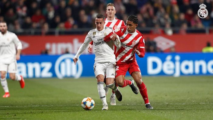 Penyerang Real Madrid, Lucas Vazquez, menghadapi perlawanan pemain Girona dalam laga leg kedua perempat final Copa del Rey di Stadion Municipal de Montilivi, 31 Januari 2019