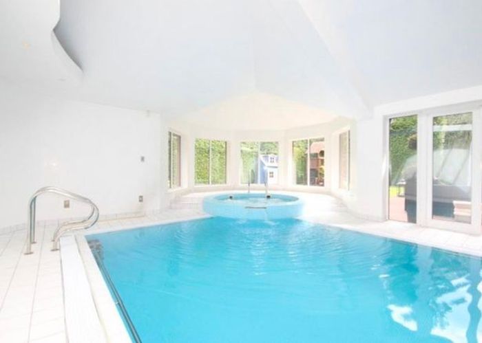 Rumah mewah milik Ryan Giggs dilengkapi dengan kolam renang.