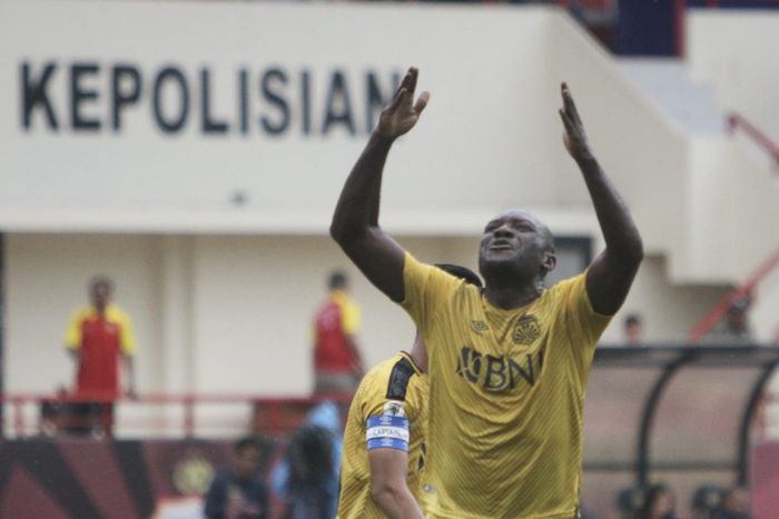 Selebrasi striker Bhayangkara FC, Herman Dzumafo Epandi seusai mencetak gol ke gawang PSBL Langsa pada laga 32 besar Piala Indonesia 2018 di Stadion PTIK, Jakarta Selatan, 1 Februari 2019.