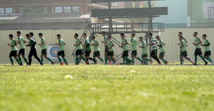 Para pemain Persebaya Surabaya menjalani sesi latihan.