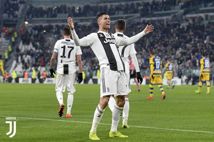 Cristiano Ronaldo merayakan gol yang ia cetak ke gawang Parma dalam laga Liga Italia.