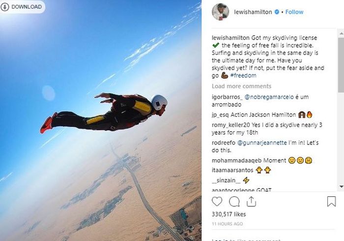 Lewis Hamilton tengah menikmati skydiving 