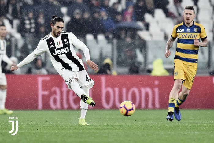 Bek Juventus, Martin Caceres, menyepak bola dalam laga pekan ke-22 Liga Italia melawan Parma di Stadion Allianz Turin, 2 Februari 2019.