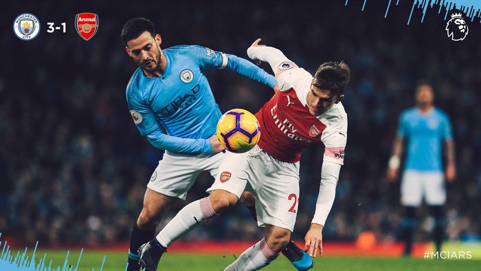 Gelandang Manchester City, Bernardo Silva, berduel dengan pemain Arsenal, Denis Suarez, dalam laga pekan ke-25 Liga Inggris di Stadion Etihad, 3 Februari 2019.