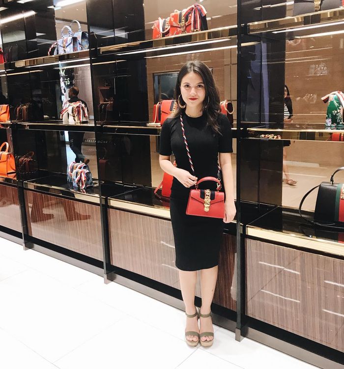 Marsha Aruan terlihat menawan dalam balutan sheath dress hitam sambil bawa tas mewah dari Gucci