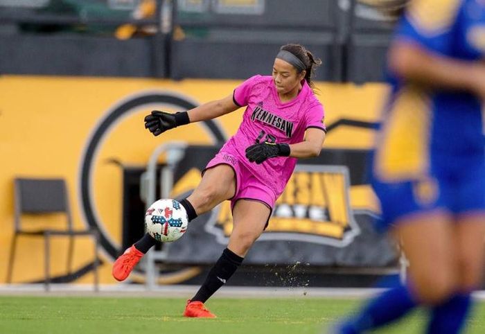 Aksi kiper Tiffany Sornpao, penjaga gawang kelahiran AS yang berpeluang jadi bagian timnas putri Thailand di Piala Dunia Wanita 2019. 