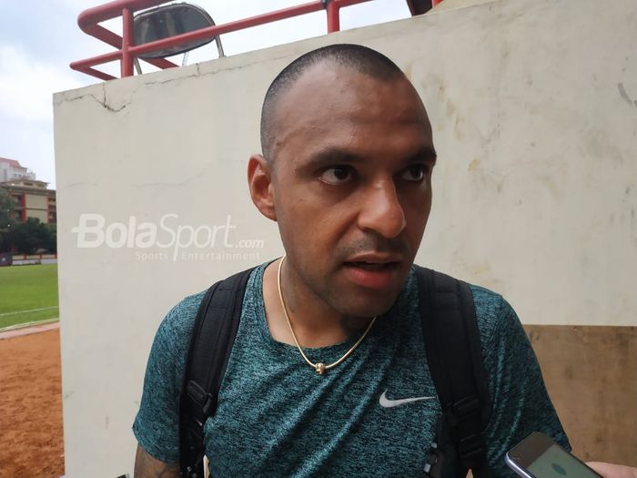 Edgar Pacheco menjawab pertanyaan wartawan seusai latihan bersama Bhayangkara FC di Stadion PTIK, Jakarta Selatan, Senin (4/2/2019).