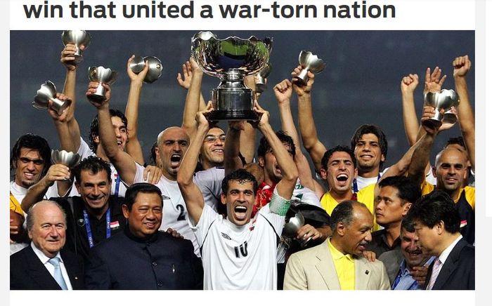 Striker Irak, Younis Mahmoud, mengangkat trofi Piala Asia 2007.