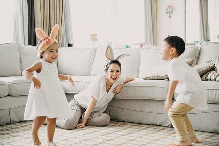 Ruang tamu rumah Cathy Sharon