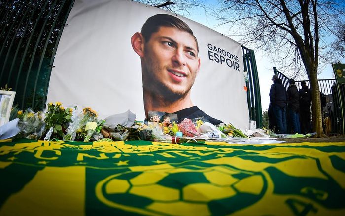 Suporter FC Nantes memberikan doa agar Emiliano Sala segera ditemukan.