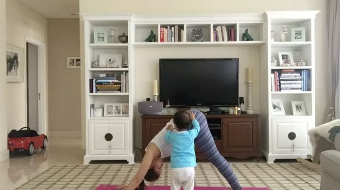 Ruang keluarga rumah Cathy Sharon