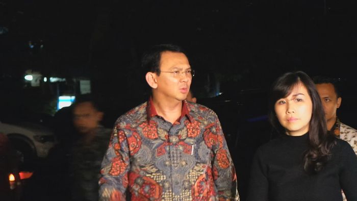 Gubernur DKI Jakarta, Basuki Tjahaja Purnama/Ahok (kiri depan) didampingi istrinya, Veronica Tan (kanan depan) menghadiri acara Pisah Sambut Kapolda Metro Jaya di Polda Metro Jaya, Jl. Jenderal Gatot Subroto, Jakarta Selatan, Senin (21/3/2016). TRIBUNNEWS.COM/LENDY RAMADHAN