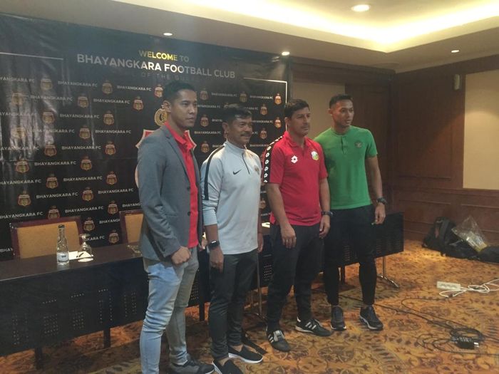 Pelatih timnas U-22 Indonesia, Indra Sjafri (dua dari kiri) setelah jumpa pers di Hotel Sultan, Jakarta, Selasa (5/2/2019).