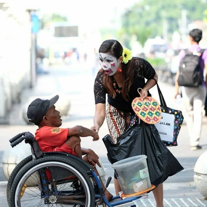 Inem Jogja saat sedang berbagi dengan pengemis