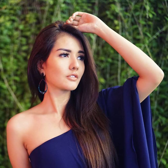 Anggia Ang tampil dengan gaya elegan