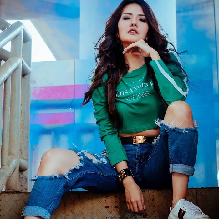 Anggia Ang tampil menawan dengan gaya boyish