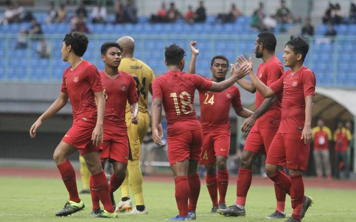 Skuat timnas U-22 Indonesia merayakan gol yang dicetak Andi Setyo pada laga kontra Bhayangkara FC di Stadion Patriot Chandrabhaga, Bekasi, Rabu (6/2/2019).