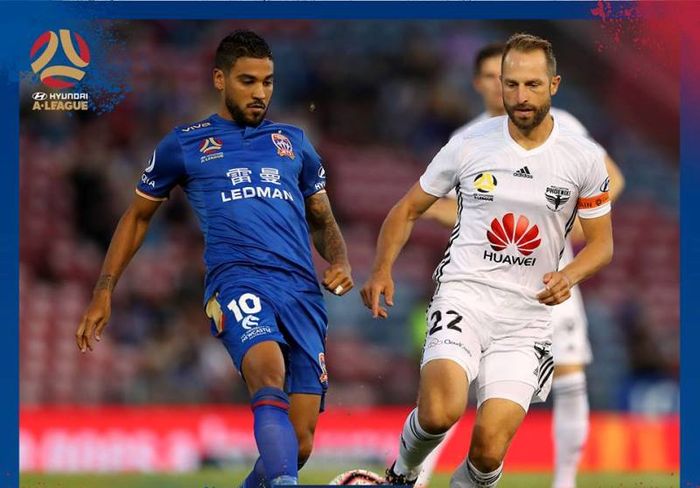 Gelandang serang Newcastle Jets, Ronald Vargas (10) saat dikawal ketat bek sekaligus kapten Wellington Phoenix, Andrew Durante pada laga terbaru Liga Australia di Stadion McDonald Jones, 7 Februari 2019. 