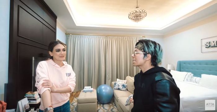Potret kamar Luna Maya yang mewah dan punya nuansa klasik modern