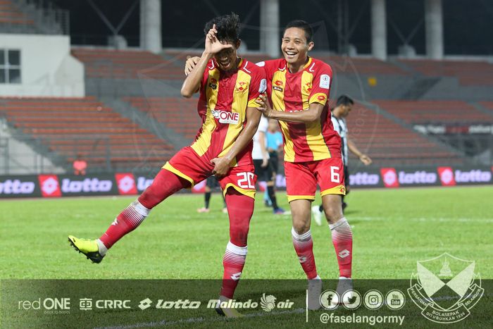 Selebrasi Syahmi Safari dan Evan Dimas saat menyumbang gol untuk Selangor FA ke gawang Melaka United pada laga Liga Super Malaysia 2018, 7 Februari 2018.