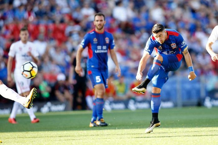 Pemain Newcastle Jets Dimitri Petratos.