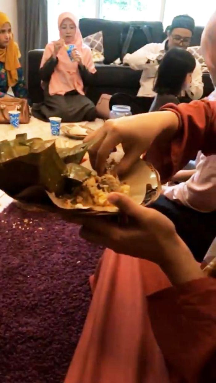 Sahabat Bella suka makanan Indonesia
