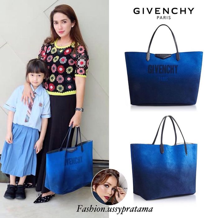 5 koleksi tas milik Ussy Sulistiawaty: Gradient Blue and Silver Reversible Tote Bag by Givenchy